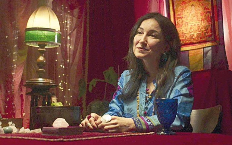 Ayvalık Uluslararası Film Festivali... Önde zeytin ağaçları arkasında festival