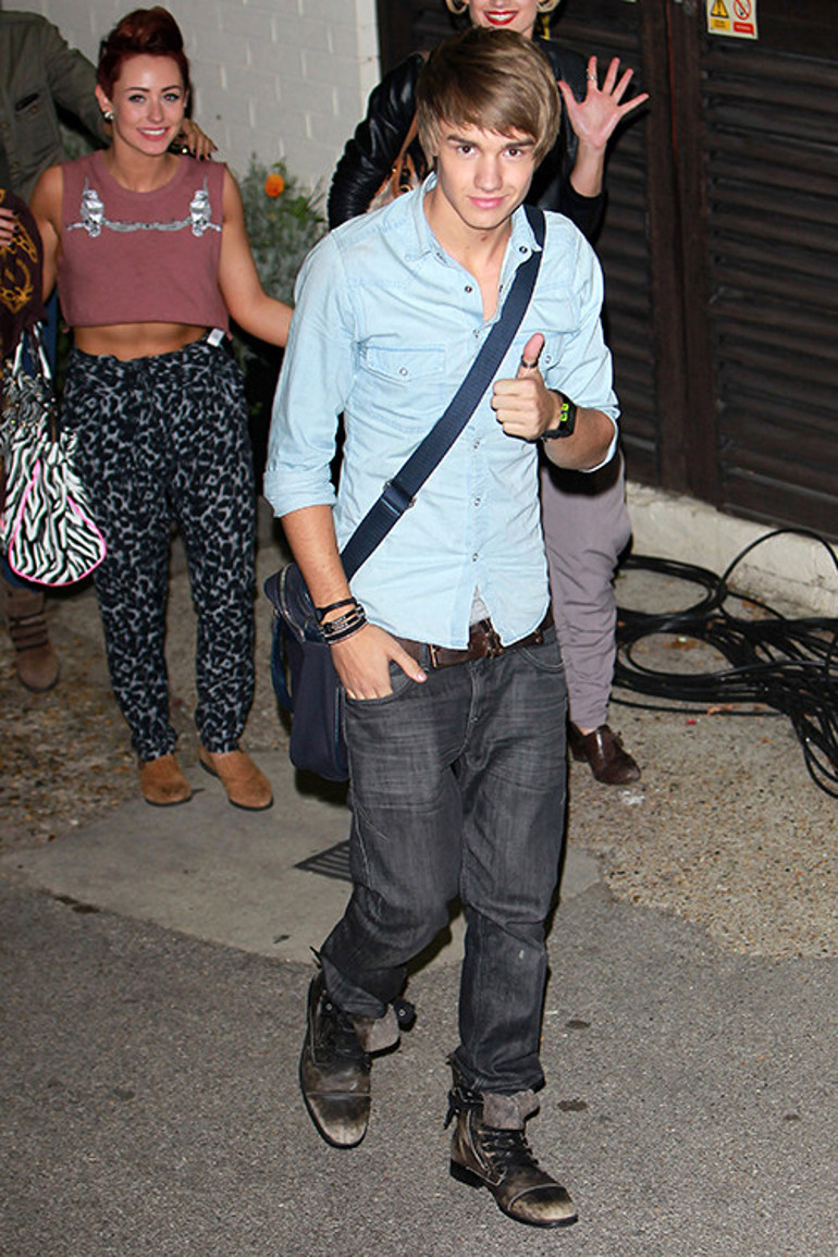 Ünlü şarkıcıyla sevgilisinin aşk tatili burnundan geldi: Doktorlar eve dönmesine bile izin vermiyor