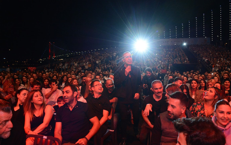 Kuruçeşme Açıkhava sahnesinde Haluk Levent rüzgarı esti