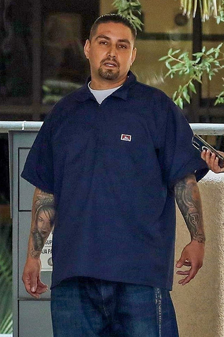 Magazin dünyası bu iddiayla çalkalanıyor: Ünlü şarkıcı tuvaletleri temizleyip çöpü dökmesi için işe aldığı sabıkalı genç adamla ilişki yaşıyor