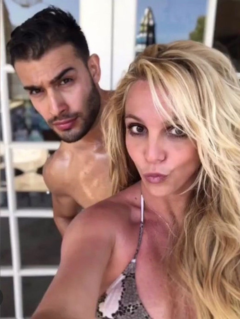 Magazin dünyası bu iddiayla çalkalanıyor: Ünlü şarkıcı tuvaletleri temizleyip çöpü dökmesi için işe aldığı sabıkalı genç adamla ilişki yaşıyor