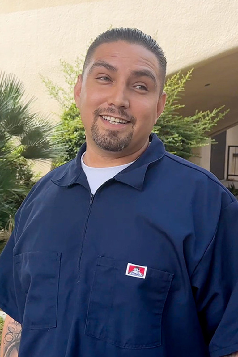 Magazin dünyası bu iddiayla çalkalanıyor: Ünlü şarkıcı tuvaletleri temizleyip çöpü dökmesi için işe aldığı sabıkalı genç adamla ilişki yaşıyor