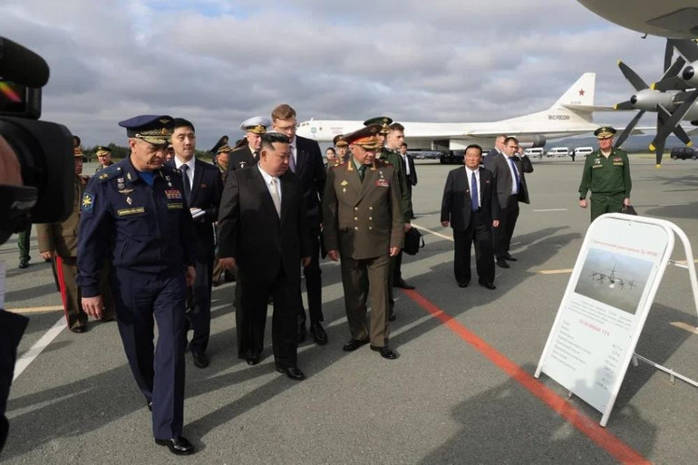 Kuzey Kore lideri Rus bombardıman uçaklarını ve savaş gemisini inceledi