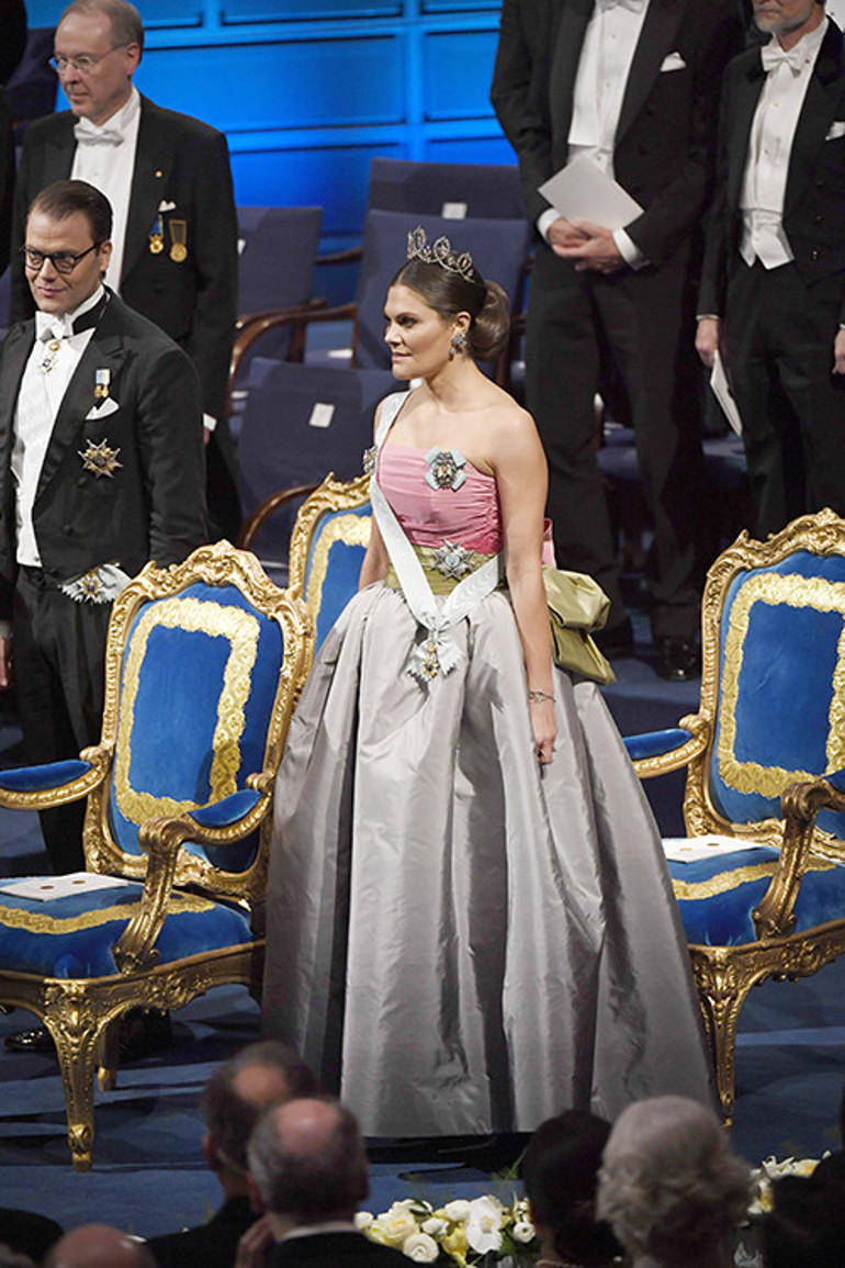 İsteseler fabrikayı satın alırlar ama... Annesinin elbisesini kesip daraltıp kızına giydirdiler