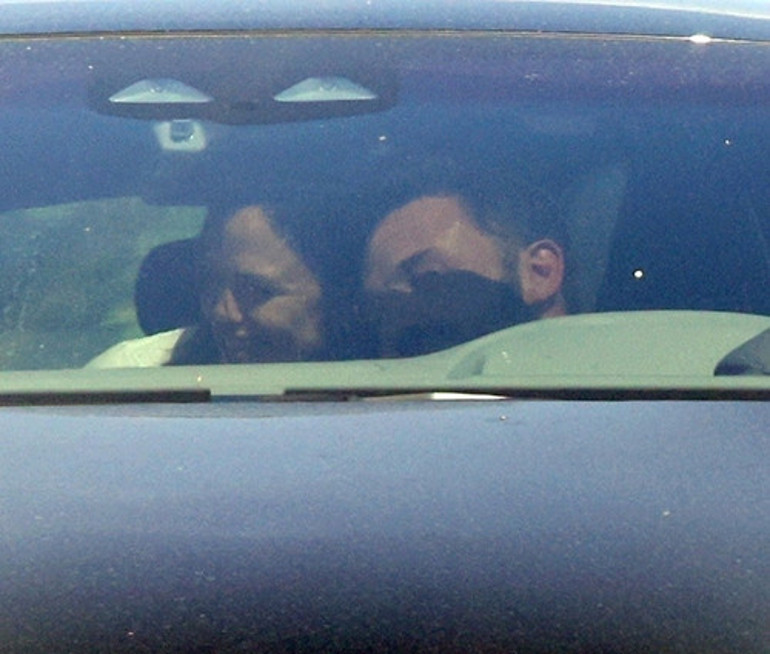 Eski aşıklar bir arada... Otomobilde sıcak dakikalar: Arka koltuktan uzanıp sarıldı