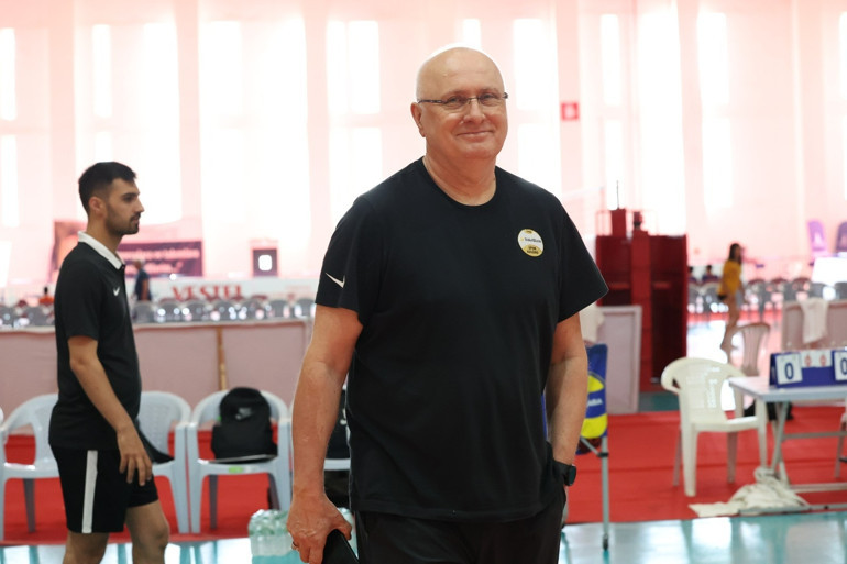 12 yaşında ve 1.80 boyunda voleybolcu aranıyor