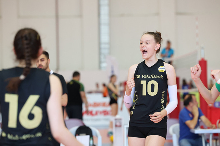 12 yaşında ve 1.80 boyunda voleybolcu aranıyor