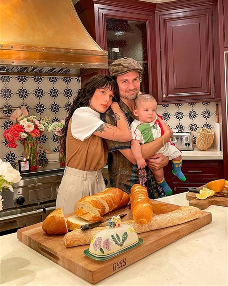 Herkes ona ‘milli yenge’ diyordu… Ünlü şarkıcı Türk sevgilisinden ayrılıp yeni aşka yelken açtı