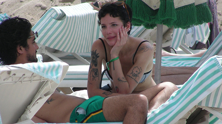 Herkes ona ‘milli yenge’ diyordu… Ünlü şarkıcı Türk sevgilisinden ayrılıp yeni aşka yelken açtı