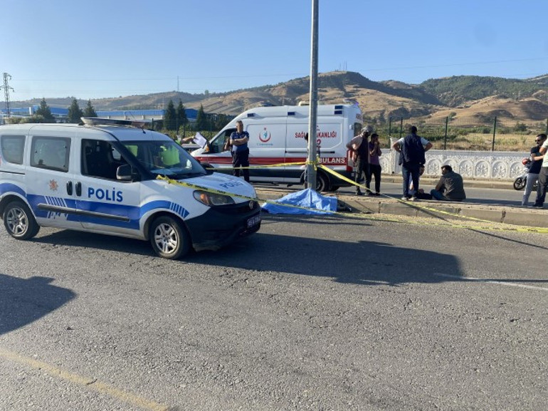 Motosiklet kaldırıma çarptı, iki lise öğrencisi hayatını kaybetti