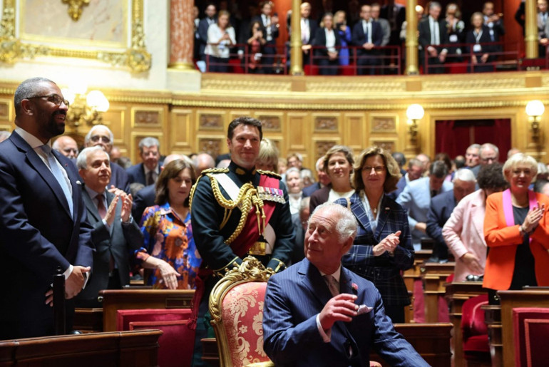 Fransa ziyaretine Kralın sosis parmakları damga vurdu İngiliz medyası doktorlara nedenini doktorlara sordu...