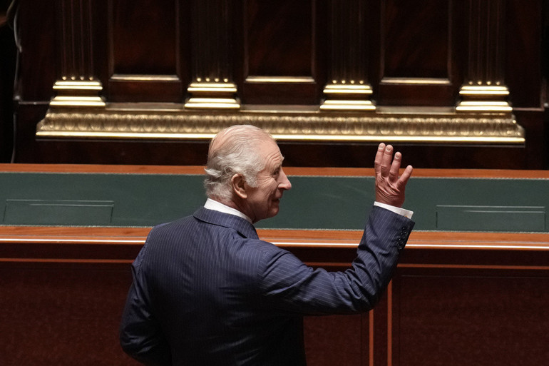 Fransa ziyaretine Kralın sosis parmakları damga vurdu İngiliz medyası doktorlara nedenini doktorlara sordu...