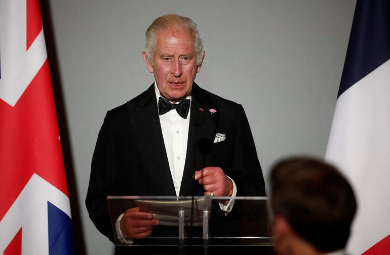 Fransa ziyaretine Kralın sosis parmakları damga vurdu İngiliz medyası doktorlara nedenini doktorlara sordu...