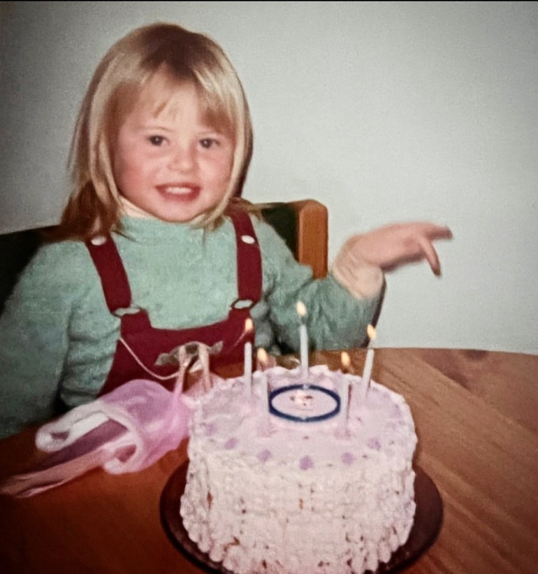 Ünlü yıldız çocukken onu taciz eden “canavarı” yakalattı: Artık güneş ışığında dans et ufaklık, güvendesin