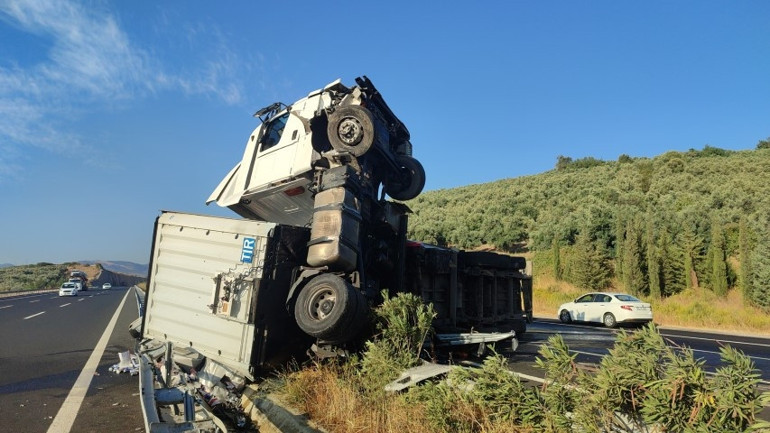 Devrilen TIRdaki 25 ton enerji içeceği yola saçıldı