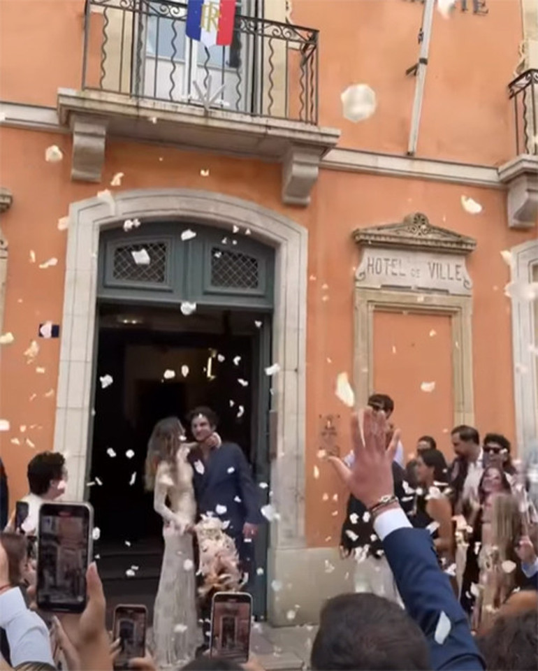 Eski futbolcu kızını evlendirdi: Bu ne dağınıklık böyle Sanki yataktan fırlayıp nikaha koşmuşlar