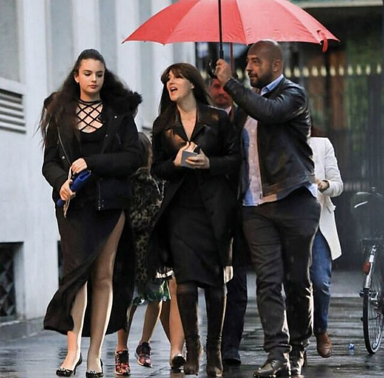 Dünyanın en güzel kadınının kızı annesinin tahtını sallıyor