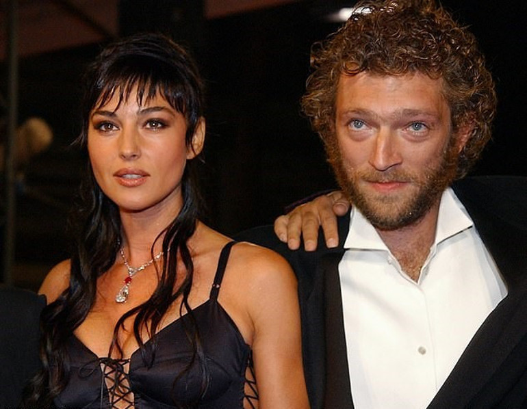 Dünyanın en güzel kadınının kızı annesinin tahtını sallıyor