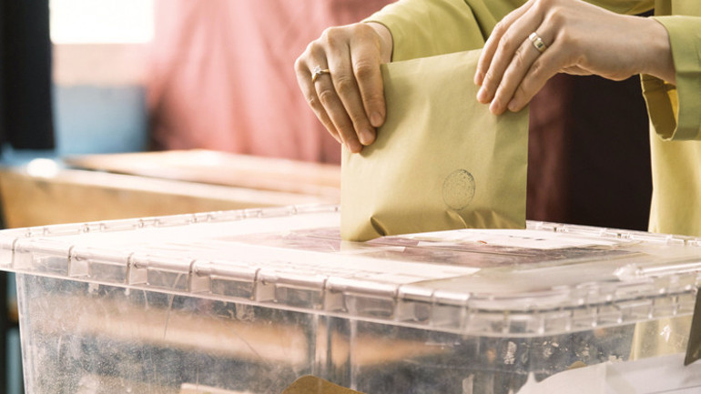 Kadın yüzünü buzlama