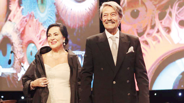 Kadın yüzünü buzlama