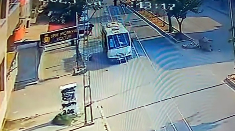 Kapısı açık dolmuştan düştü, kâbusu yaşadı Annesinden klimadan tasarruf iddiası