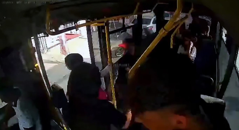 Kapısı açık dolmuştan düştü, kâbusu yaşadı Annesinden klimadan tasarruf iddiası