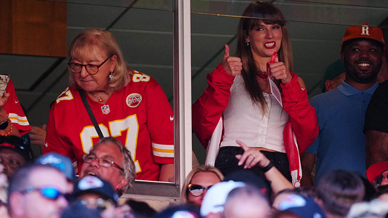 Ünlü şarkıcı yeni sevgilisiyle yemek yemek için herkesin hesabını ödeyip restoranı kapattı