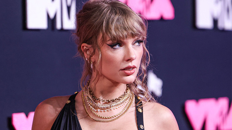 Ünlü şarkıcı yeni sevgilisiyle yemek yemek için herkesin hesabını ödeyip restoranı kapattı