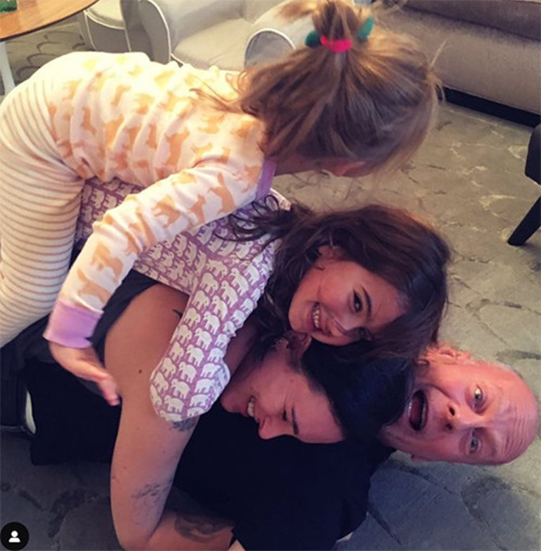 Ünlü yıldızın eşi acı konuştu: Kocam ne halde olduğunun farkında mı bilmiyorum