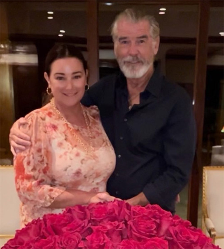 Emektar oyuncunun karısına aşkı hiç azalmıyor:  Kahverengi gözlü güzelimin her yaşına bir kırmızı gül