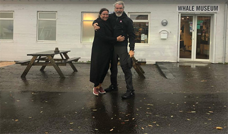 Emektar oyuncunun karısına aşkı hiç azalmıyor:  Kahverengi gözlü güzelimin her yaşına bir kırmızı gül