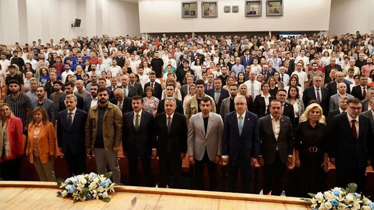 Selçuk Bayraktar’a İzmirde Fahri Doktora unvanı