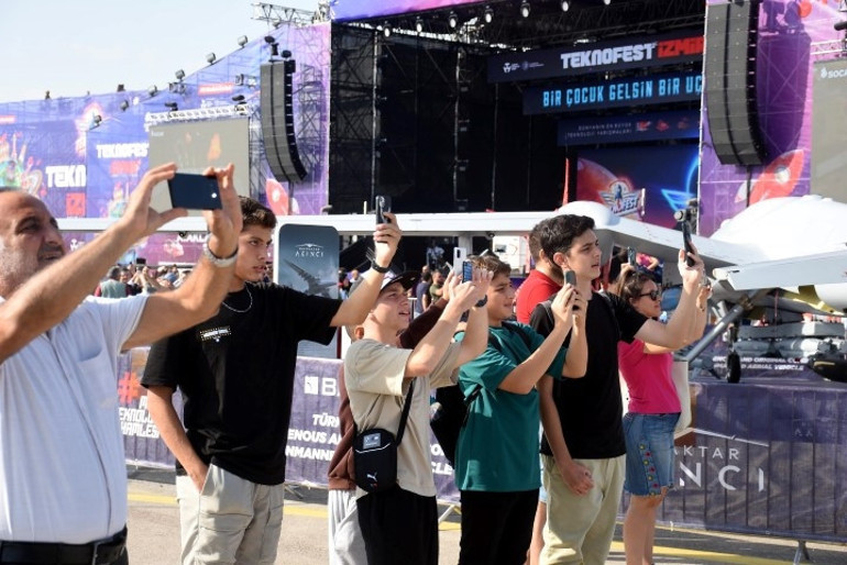 İzmirde TEKNOFEST heyecanı... Selçuk Bayraktar: Türkiye Yüzyılına sizler ve eserleriniz damga vuracak
