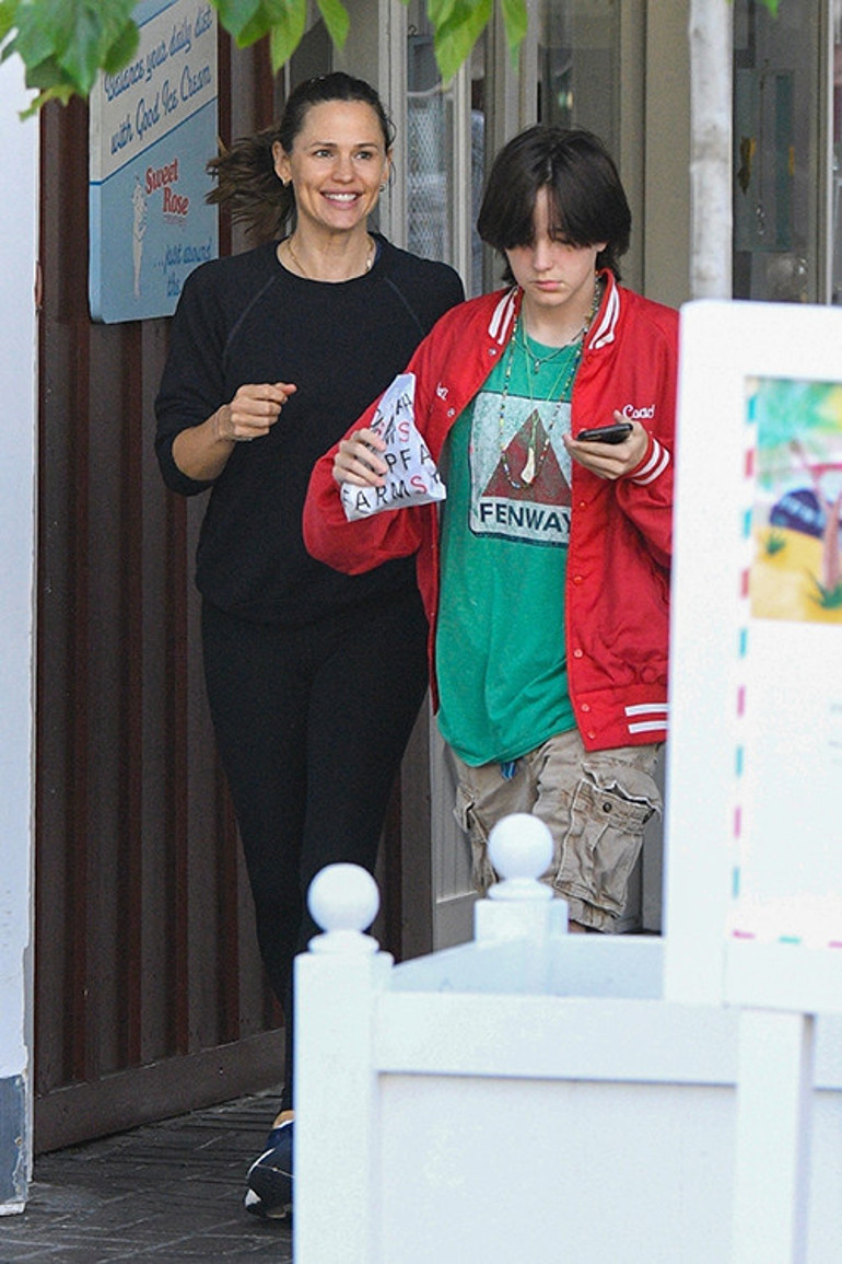 Ünlü yıldızın kızı rahatlığı seçti: Annesi pazara bile makyajsız gitmiyor