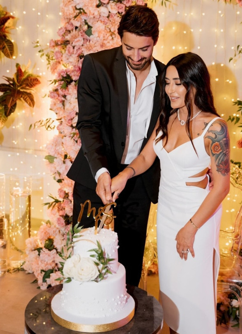 Şarkıcı Melek Mosso ve Serkan Sağdıç nişanlandı