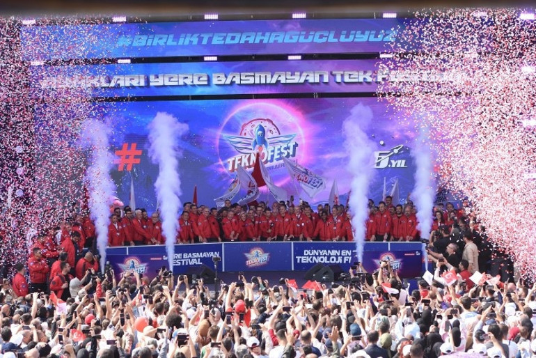 İzmirde TEKNOFEST heyecanı... Selçuk Bayraktar: Türkiye Yüzyılına sizler ve eserleriniz damga vuracak