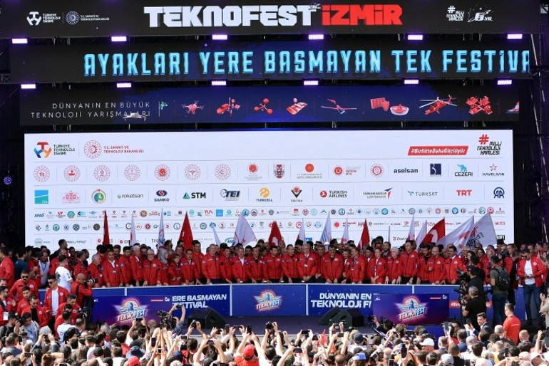 İzmirde TEKNOFEST heyecanı... Selçuk Bayraktar: Türkiye Yüzyılına sizler ve eserleriniz damga vuracak