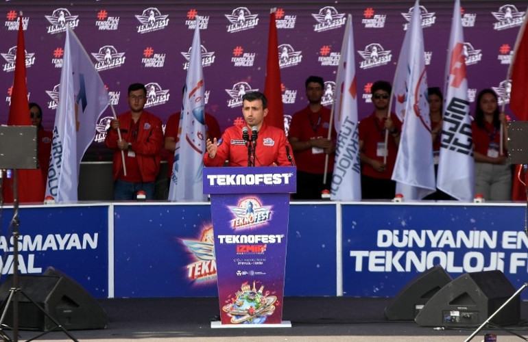 İzmirde TEKNOFEST heyecanı... Selçuk Bayraktar: Türkiye Yüzyılına sizler ve eserleriniz damga vuracak