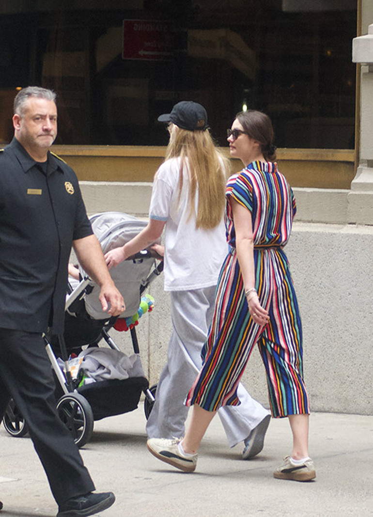 Velayet savaşına giren ünlü oyuncuya şarkıcı dostu el uzattı: Otelde kalan yıldıza evinin anahtarını teslim etti