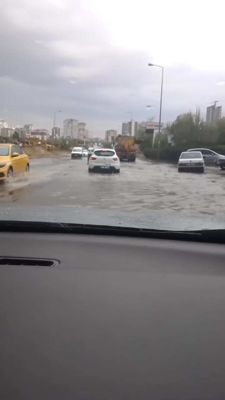 Marmarada kuvvetli yağış Tekirdağda caddeler göle döndü, Çanakkalede balıkçı teknesi battı... Meteorolojiden yeni uyarı geldi