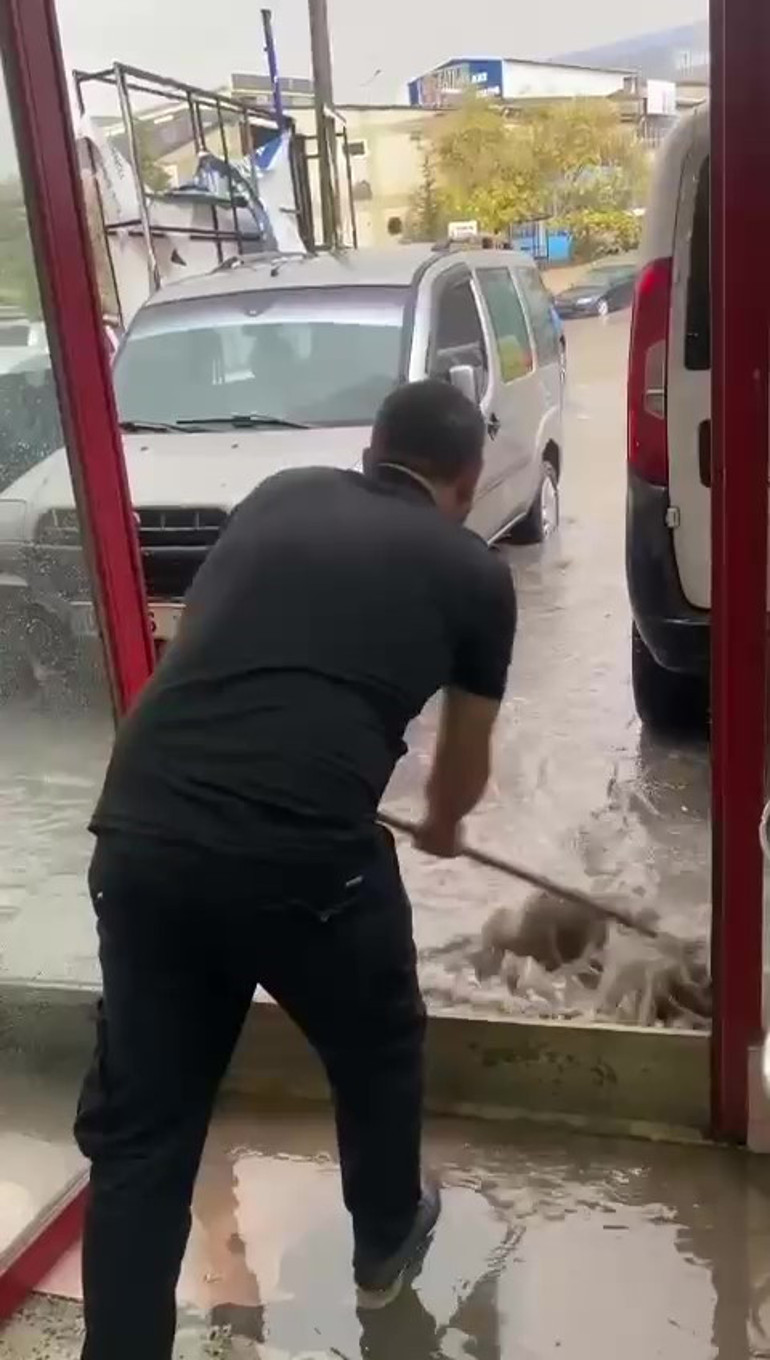 Marmarada kuvvetli yağış Tekirdağda caddeler göle döndü, Çanakkalede balıkçı teknesi battı... Meteorolojiden yeni uyarı geldi