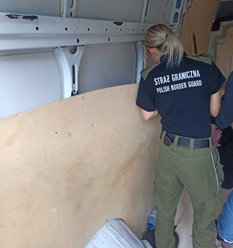 Polonya’da otoparktaki araçtan 13’ü Türk 29 kaçak göçmen çıktı