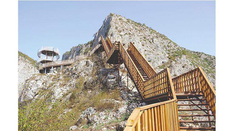 İstikamet doğa, yürüyelim arkadaşlar