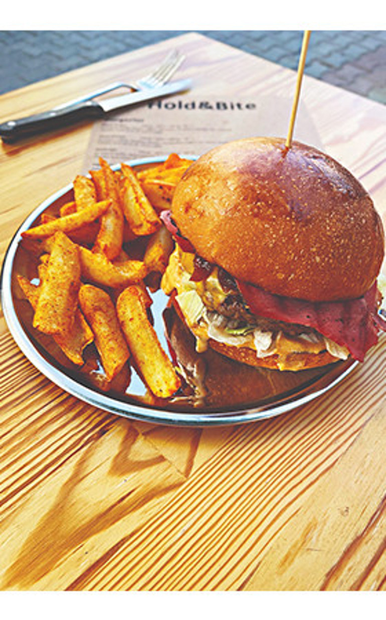 Kaş’ın zorlu virajlarından aşkla hazırlanan sofralarına...