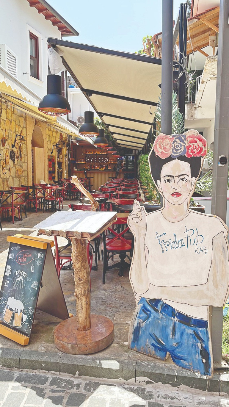 Kaş’ın zorlu virajlarından aşkla hazırlanan sofralarına...