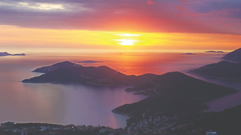 Kaş’ın zorlu virajlarından aşkla hazırlanan sofralarına...