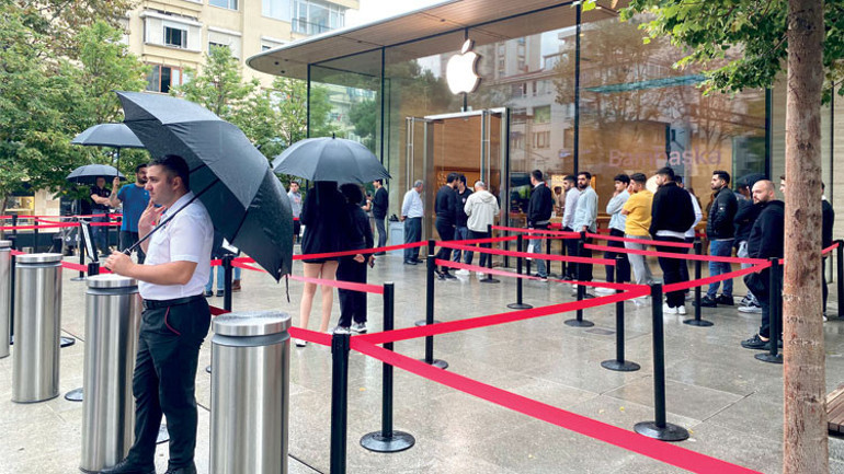 İphone 15 karaborsada... Kim bu sırada bekleyenler