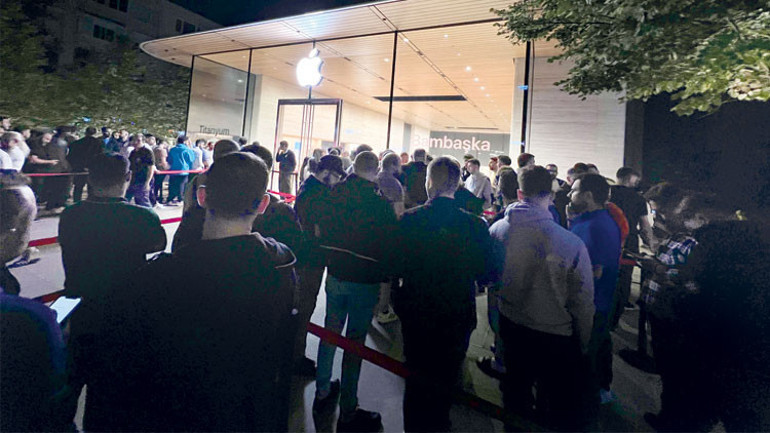 İphone 15 karaborsada... Kim bu sırada bekleyenler