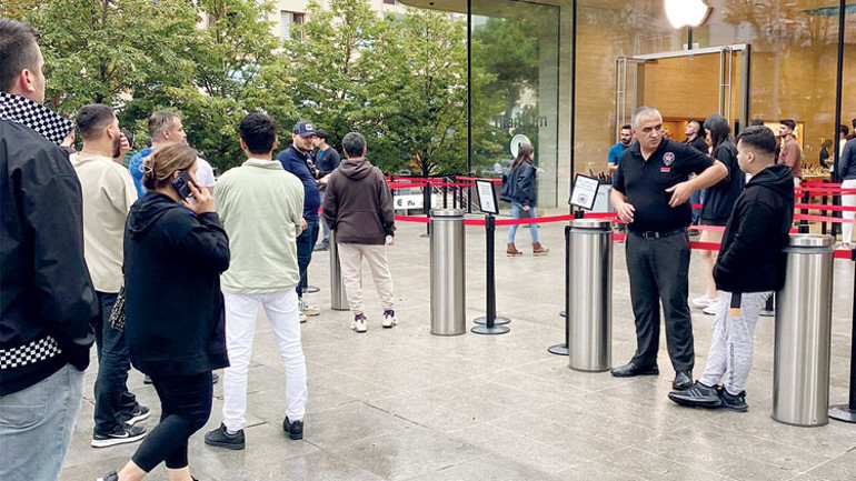 İphone 15 karaborsada... Kim bu sırada bekleyenler