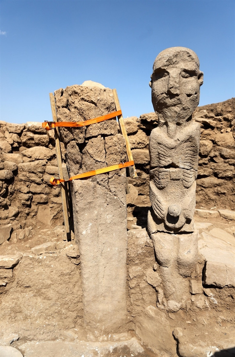 Göbeklitepe ve Karahantepedeki kazı çalışmaları: İnsan ve hayvan heykeli bulundu